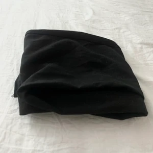 Kostymbyxor från Monki strl 36 - Svarta basic kostymbyxor från Monki i storlek 36. Lite för korta på mig som är 170 och är högmidjade! Bara att buda privat 🥰
