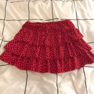 - Söt röd kjol med små vita hjärtan på , använd några gånger. Frakt inräknat i priset, betalning via Swish, frågor ??🥰 hör bara av dig 