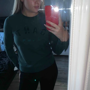  - Gant sweatshirt i storlek S och färg mörkgrön, tröjan är använd och tvättad flera gånger men endå fint skick!! Tillkommer frakt på 63kr