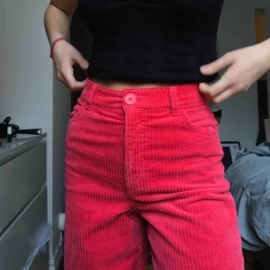  - Säljer dessa as häftiga Manchester byxor i neon rosa😍 Passar 32-36 eftersom att de är stretchiga  Köparen står för frakt  (Kan sänka priset) 