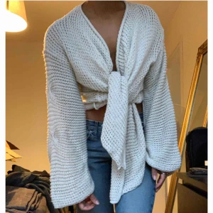  - Super mysig kofta snygg att knyta framtill 🌟 strl M-L  Beror på hur du vill att den ska sitta. Snygg oversize 