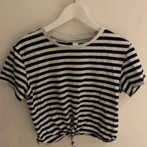  - T-shirt från H&M. Frakten betalas av köparen. 