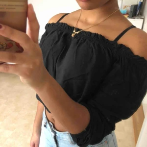  - Jättefin svart off-shoulder tröja från Brandy Melville!  Säljer för att den inte kommer till användning:( Köparen står för frakt💞
