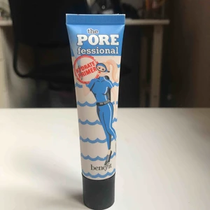  - The POREfessional primer - hydrate från Benefit  Jag har tagit 1 klick från den och gillade inte hur slutresultatet blev, ingen produkt som passar mig alltså. Nypris -435kr  Priset kan diskuteras 