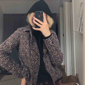  - Skit snygg jeans jacka med leo mönster🤩 lite kortare i modellen