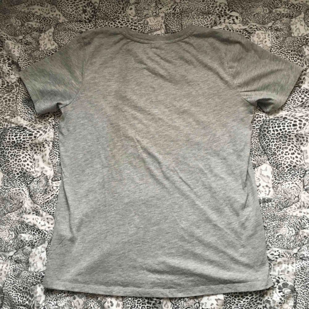 T-shirt från Gina tricot knappt använd. Köparen står för frakt. Skjortor.