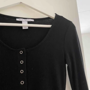  - Snygg Nelly klänning som är i fint skick. Lång ärmad🤩