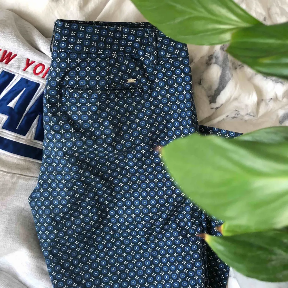Säljer snygga kostym byxor i ett fint blomliknande blått mönster. Byxorna är från Tommy Hilfiger och är knappt använda då dem tyvärr är lite för tajta för mig. Kan mötas upp i Göteborg annars står köparen för frakten💓 . Jeans & Byxor.