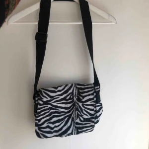  - Liten axelremsväska i zebra-mönster