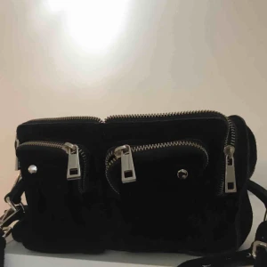  - Säljer min Nunoo bag som är i bra skick även fast den är använd en del. Köpt på Nelly för 1400kr. Möts upp i Stockholm.