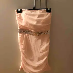 Jättefin klänning från märket Zoul. Aldrig använd med prislapp kvar. Kan frakta eller mötas upp i Uppsala.💕 Pris kan diskuteras 