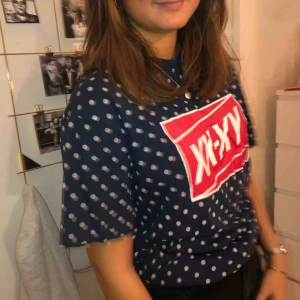  - En prickig T-shirt från junkyards egna märke. Köparen står för frakt💞