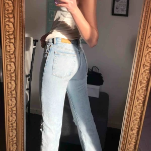  - Monki jeans raka midwaisted, storleken säger 25 men de är för små för mig som oftast är en 25. Jag skulle gissa att de passar någon som är en storlek x-small i vanliga fall. Jag är 172 och brukar ha 34/36 i byxor. Frakt står köparen för🥰