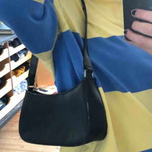  - En vintage liten väska från när min mor va ung, supersöt men jag har redan en liknande så den ska bort! 💖  Frakt tillkommer!  