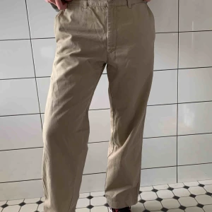  - Asballa beiga chinos från ATLANT, passar till ALLT! Najs om du vill ha en lite vintage look🦋 Frakt tillkommer🧚🏻‍♀️