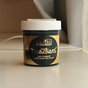  - Hårfärg från directions i färgen Apple green. Pyttelite använd. Kan skicka bild på hur färgen såg ut på mig om det önskas. Frakt ingår