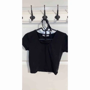  - Svart topp med inbyggd choker. Bars testad Köparen står för frakten