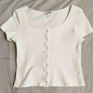  - Vit ribbad trendig topp med knappar!😍 (knapparna går att öppna/stänga) Från Monki & storlek S. Säljs pga fel storlek. Fint skick!