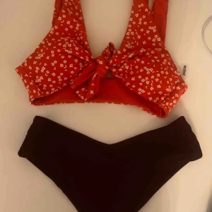 - Säljer denna ny köpta bikini pga lite för stor, jätte fint floral mönster och high cut underdel. Köparen står för frakt
