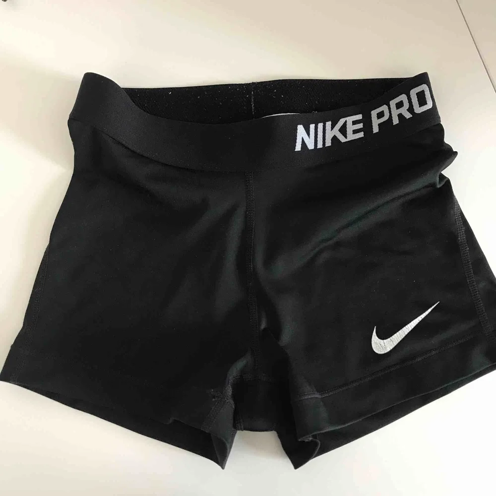 Snygga Nike pro shorts i XS🖤 Nikemärket är lite slitet men annars i fint skick! Frakt tillkommer💌. Shorts.