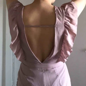  - Jättefin byxdress från Bikbok! Använd endast en gång så i princip i nyskick. Köpt för ca 700kr. Möts upp, annars står du för frakten!