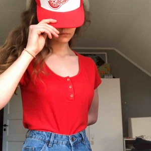 Röd tshirt knappar - Trendig röd topp med knappar❣️ Verkligen supersnygg!☺️