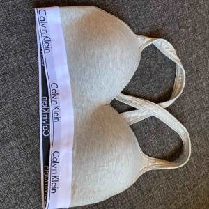  - Grå Calvin Klein bh vadderad. Storlek L. Säljer på grund av köp fel storlek, aldrig använd. Har i vanliga fall 75C men den är något stor. 