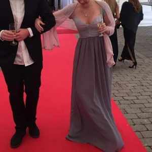 Fin balklänning - Hej!😇 Jag säljer en riktigt fin balklänning i bra skick (använd två gånger). Säljer den p.g.a. att jag ha växt ur den. Den sitter riktigt bra och skönt på, man behöver inte ens ha bh för den håller sig så bra på plats. Pris kan diskuteras vid snabb affär