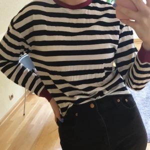 H&M randig tröja - Knappt använd långärmad tröja från H&M Divided, storlek XS. Skönt material, perfekt nu till våren! Vinröda detaljer runt halsen och armarna. Frakt på 66 kr tillkommer<3