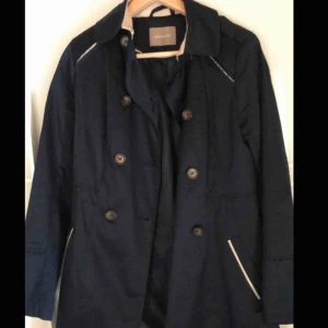  - Aldrig använt. Märke Orsay storlek 36. Marinblå kappa.