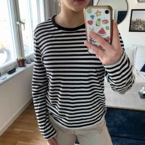  - Bekväm tunn tröja från Monki. Använd en handfull gånger och frakten ingår i priset