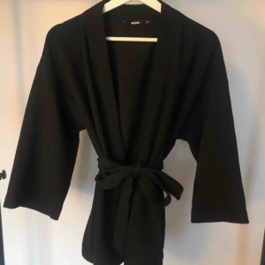  - Snygg, tunn sommarkappa! Storlek M/L men jag har använt den som oversized. Jag har XS/S