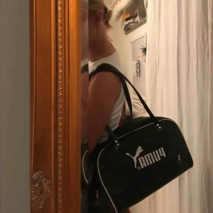  - Svart, rymlig pumaväska! Köpt på Humana second hand och i superbra skick. Aldrig använd av mig! Möts upp i Stockholm eller fraktar!🖤