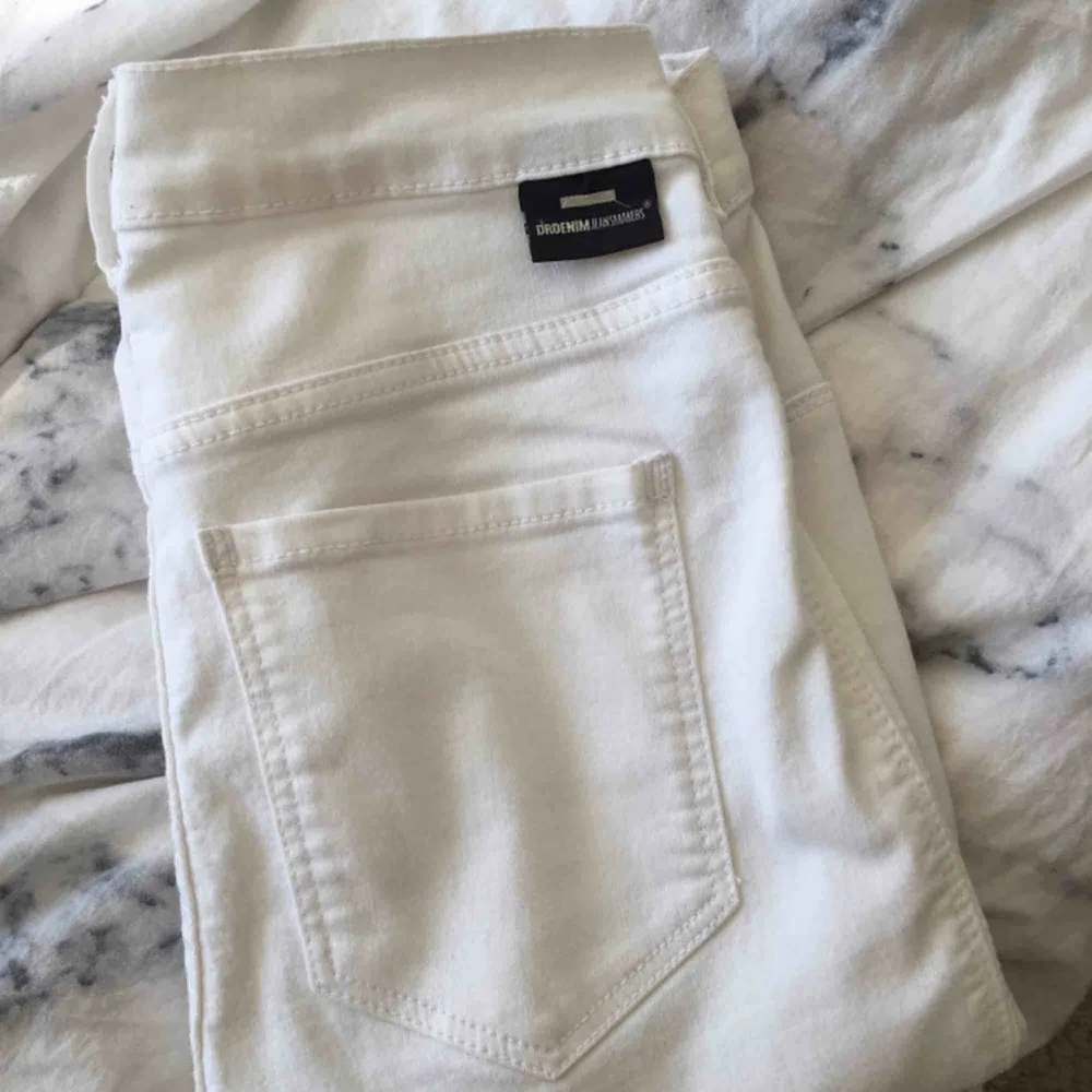 Vita jeans i stretch från Dr Denim. Storlek S. Jeans & Byxor.