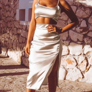  - Satin set som aldrig använts, storlek L men liten k storleken 