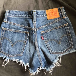 - Jättefina jeansshorts från Levis i storlek w25