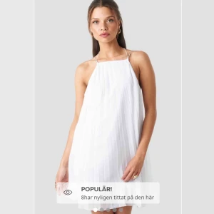  - Säljer min fina skolavslutningsklänning ifrån nian. Använd en gång. Köptes från nakd för 500kr. Som ny. En frakt tillkommer. Om ni har frågor så är det bara att skriva 🥰