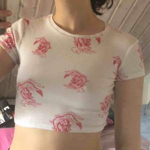 vit crop top med röda drakar !