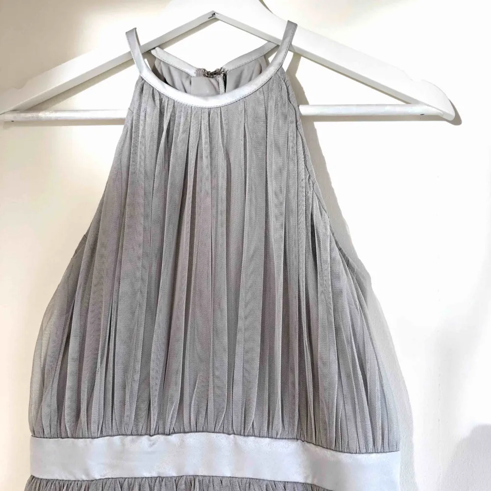 Superfin ljusgrå balklänning⭐️ endast använd en gång! Går att ta upp och sy in efter önskemål💗 ✨((Säljer även en annan balklänning lite längre ner i flödet))✨. Klänningar.