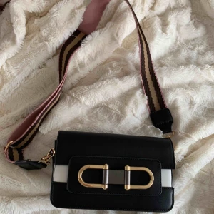  - Ett år gammal. Använd få gånger där av är väskan i mycket fint skick. 