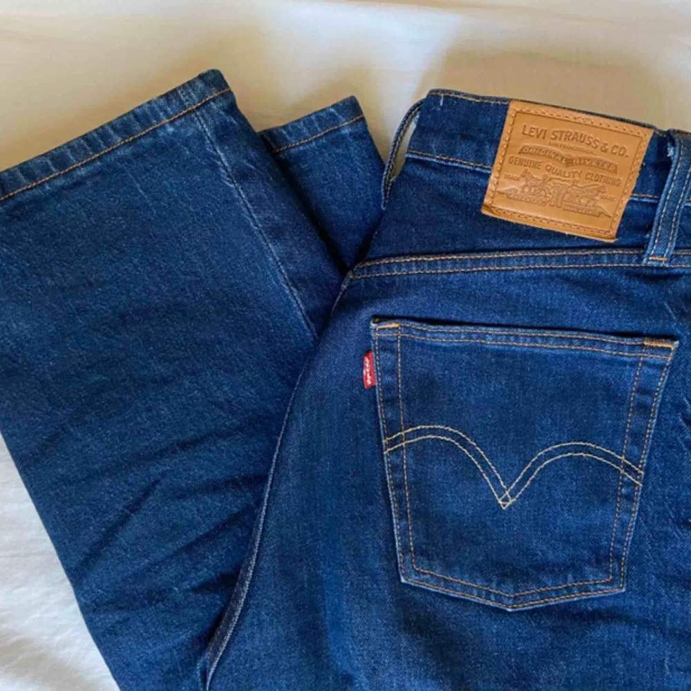 Säljer mina ribcage straight ankle från Levi’s, waist 27. Säljs pga. för kort för mig. Fortfarande i nästintill nyskick! Kan mötas i Stockholm eller fraktas.. Jeans & Byxor.