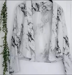 Kavaj i Marmor-mönster - Kavaj i marmor-mönster från Gina Tricot i storlek 40. Liten i storlek (är vanligtvis storlek 34-36).