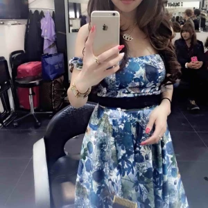  - Jätte fint klänning. Har använd 2 gånger . Egen design . Har fått barn och det har blivit för liten nu . Köparen står för frakt . Det är egen design så ingen kan har en likadant 