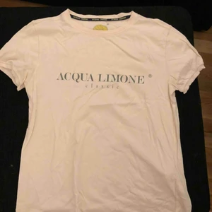  - Tja! :) Säljer nu min Aqua limone tshirt i storlek M då den längre inte passar mig! Väldigt bra skick, hör av dig vid frågor!! Köparen står för frakt. 