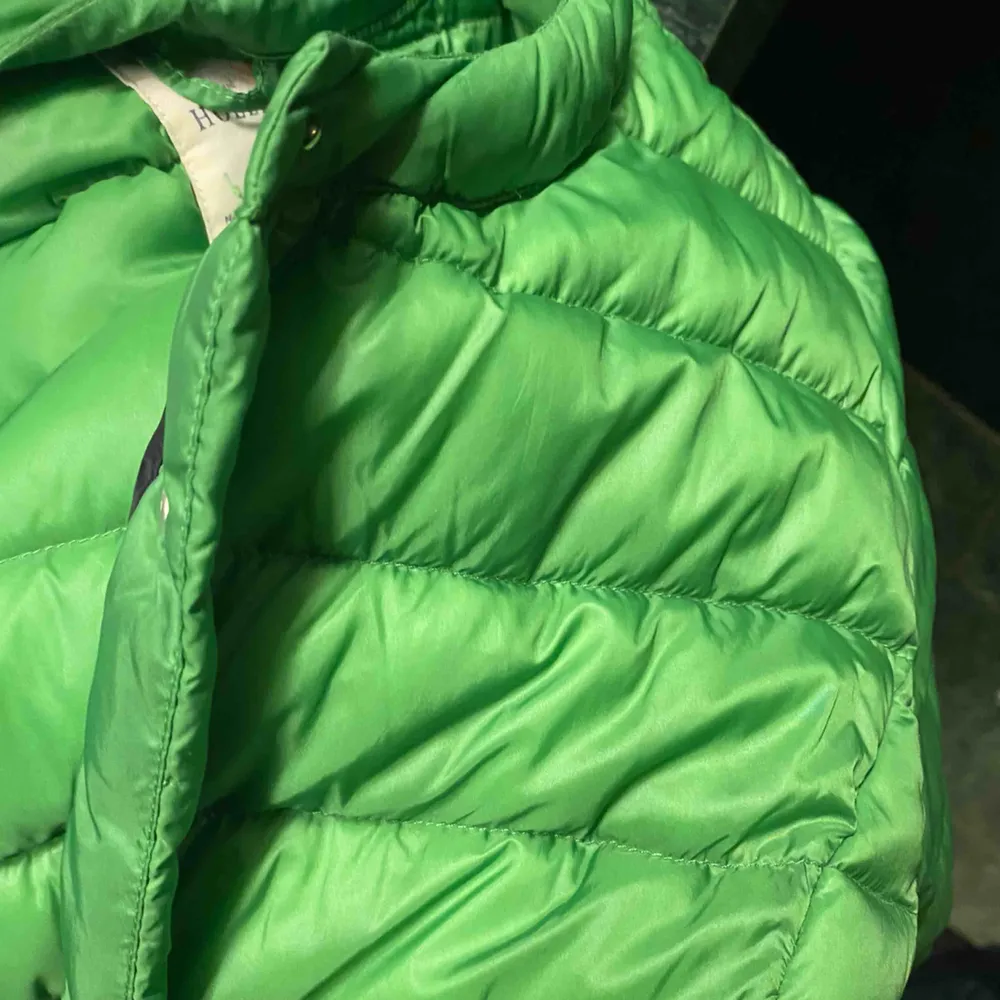 Lindex dunjacka i en sjukt fin grön färg med knappar. Den är i super bra skick och är perfekt till våren då den är så lätt och skön att ha på sig🥰 perfekt med hoodie under✌🏻. Jackor.