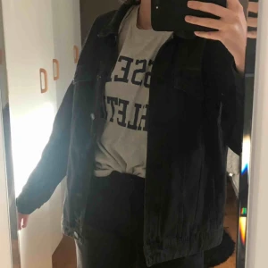  - En svart jeans jacka, skulle mer säga att den är grå tvättad, inte helt svart. Sitter lite oversize. Säljer pga av får int användning av den, inga fläckar eller problem med den☺️☺️☺️☺️☺️