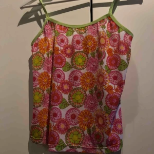  - Stretch material så super skön. Den har en mini fläck med läppstift där fram inuti (det syns alltså inte) därav det billiga priset. Frakt 42kr