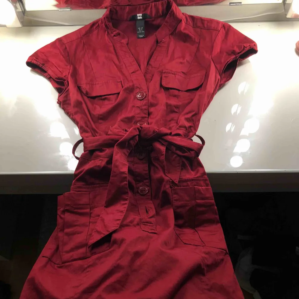 Röd klänning, säljs då den inte används längre. Passar på small. ❤️ Kan kan frakta eller mötas i Stockholm . Klänningar.