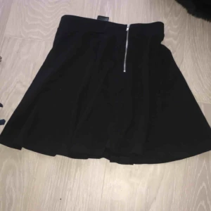  - En annan typ likadan svart kjol med dragkedja. Bra skick.