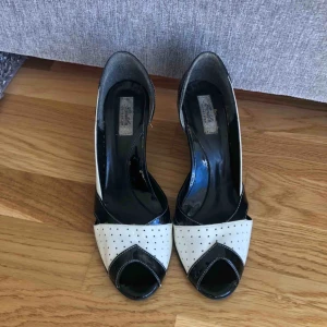 Mycket bekväma högklackade skor i skinn - Mycket bekväma högklackade skor •Äkta läder •Supersnygga  •Storlek 40 🚫Djurfritt och rökfritt hem 📍Kan mötes upp i Mölnlycke eller 📬Kan skickas mot fraktkostnad